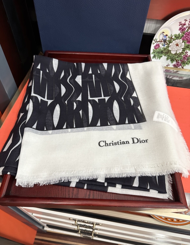 CHRISTIAN DIOR